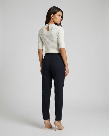 Pulover elegant alb pentru damă cu perle aplicate și mâneci scurte, realizat din tricot moale și plăcut la atingere. Bluză tricotată pentru femei, perfectă pentru ținute business casual, office, evenimente de zi, city break și garderoba modernă a oricărei femei.
