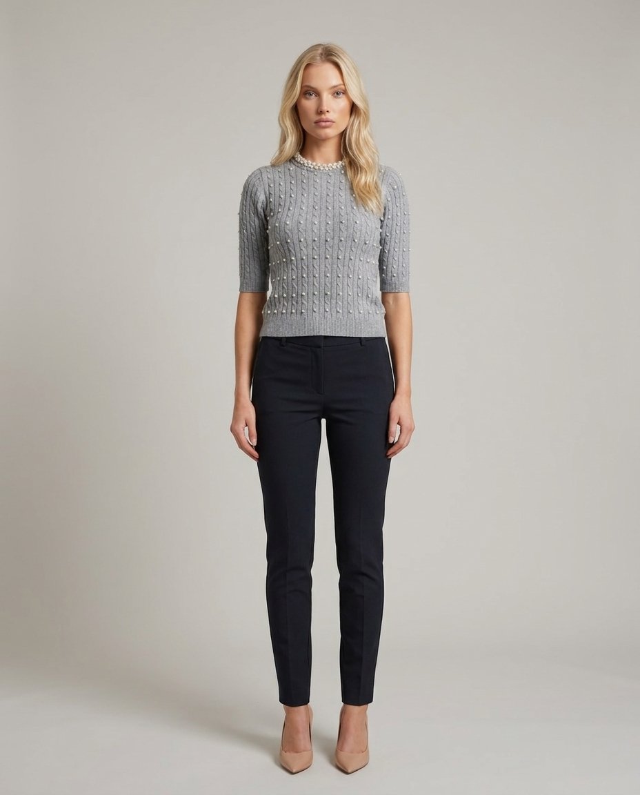 Pulover damă gri din tricot fin cu perle decorative și design modern, ideal pentru femeile care își doresc o ținută elegantă și confortabilă. Pulover premium cu mâneci scurte, recomandat pentru outfituri office, smart casual și combinații cu pantaloni, fuste sau sacouri.
