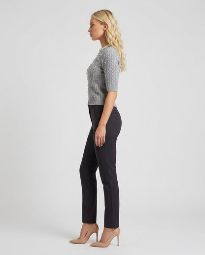 Pulover elegant gri pentru damă cu perle aplicate și mâneci scurte, realizat din tricot moale și plăcut la atingere. Bluză tricotată pentru femei, perfectă pentru ținute business casual, office, evenimente de zi, city break și garderoba modernă a oricărei femei.