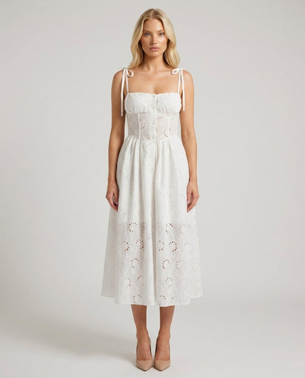 Rochie albă de vară din dantelă brodată pentru damă, Made in Italy, cu bretele decorate cu funde și croială midi vaporoasă. Rochie elegantă pentru femei, ideală pentru vacanțe, plimbări, petreceri în aer liber, botezuri, cununie civilă și evenimente de vară.