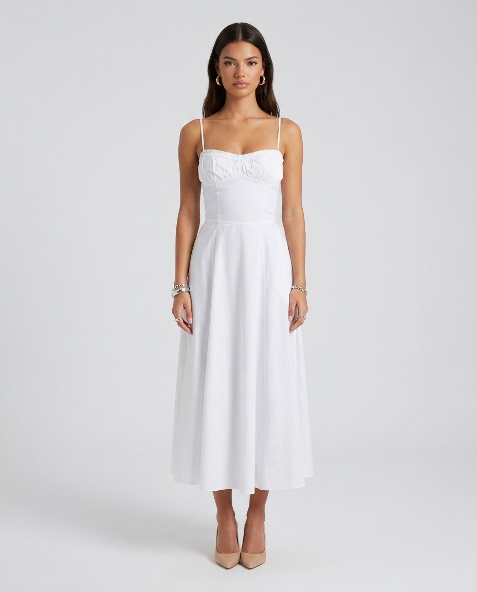 Rochie albă de vară midi pentru damă, Made in Italy, cu bust fronsat, bretele subțiri și croială vaporoasă, ideală pentru vacanțe, plimbări, brunch-uri, petreceri în aer liber, cununie civilă și evenimente elegante din sezonul cald.