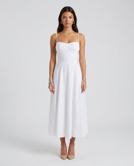 Rochie albă de vară midi pentru damă, Made in Italy, cu bust fronsat, bretele subțiri și croială vaporoasă, ideală pentru vacanțe, plimbări, brunch-uri, petreceri în aer liber, cununie civilă și evenimente elegante din sezonul cald.