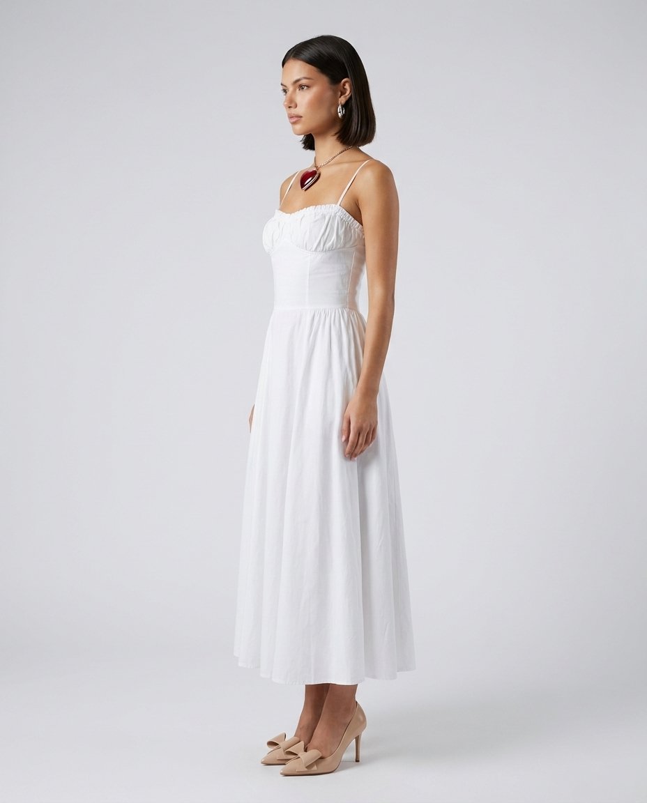 Rochie albă elegantă de vară pentru damă, cu bust fronsat și bretele subțiri, croială midi feminină și fustă lejeră. Rochie Made in Italy perfectă pentru concediu, plimbări, garden party, evenimente speciale și outfituri casual chic ușor de accesorizat.
