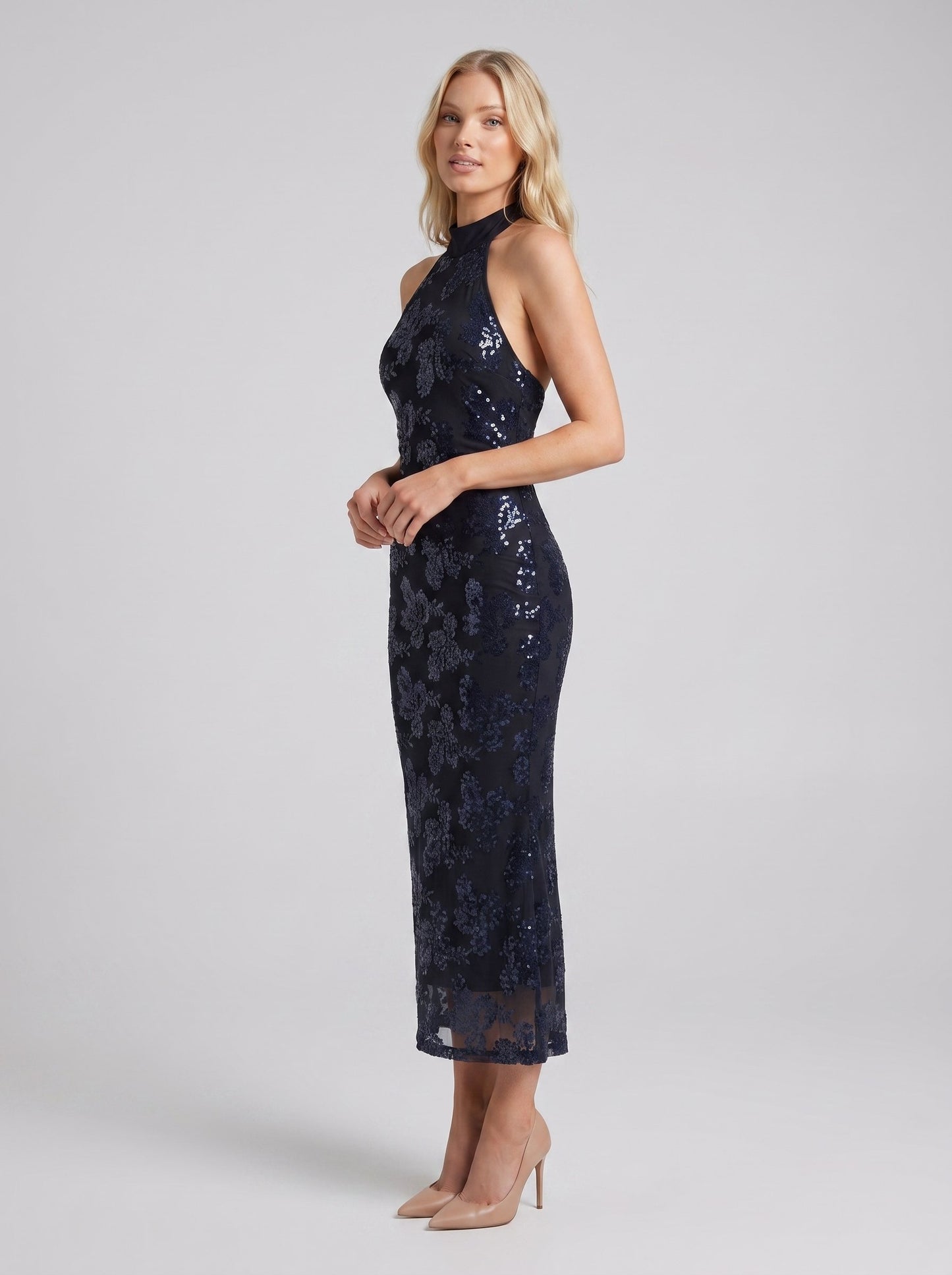 Rochie elegantă albastră cu paiete florale pentru damă, decolteu halter, spate decupat și lungime midi, realizată din material confortabil și elastic. Rochie premium pentru femei, recomandată pentru evenimente speciale, nunți, cocktail-uri și apariții rafinate.