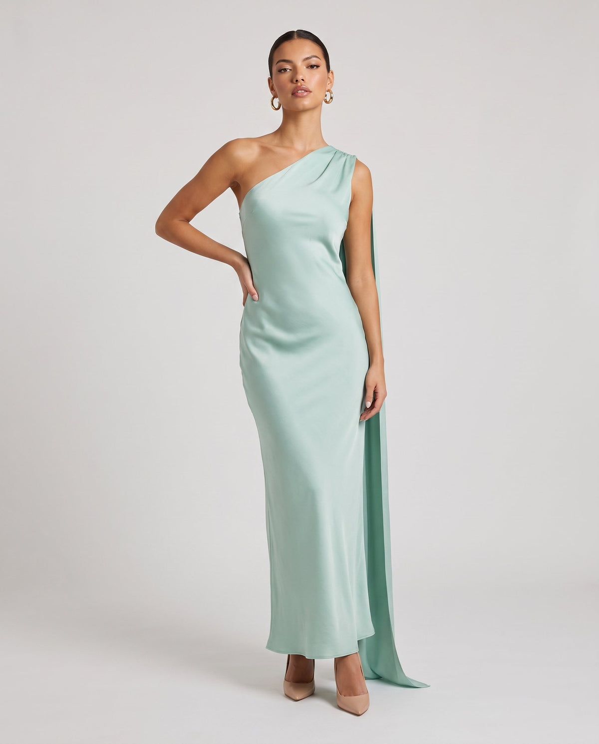 Rochie lungă de ocazie verde mentă pentru damă, cu un singur umăr și eșarfă elegantă integrată, perfectă pentru nunți, botezuri, gale, baluri, cocktail-uri și evenimente speciale. Rochie maxi pentru femei cu design sofisticat, croială fluidă și aspect premium.