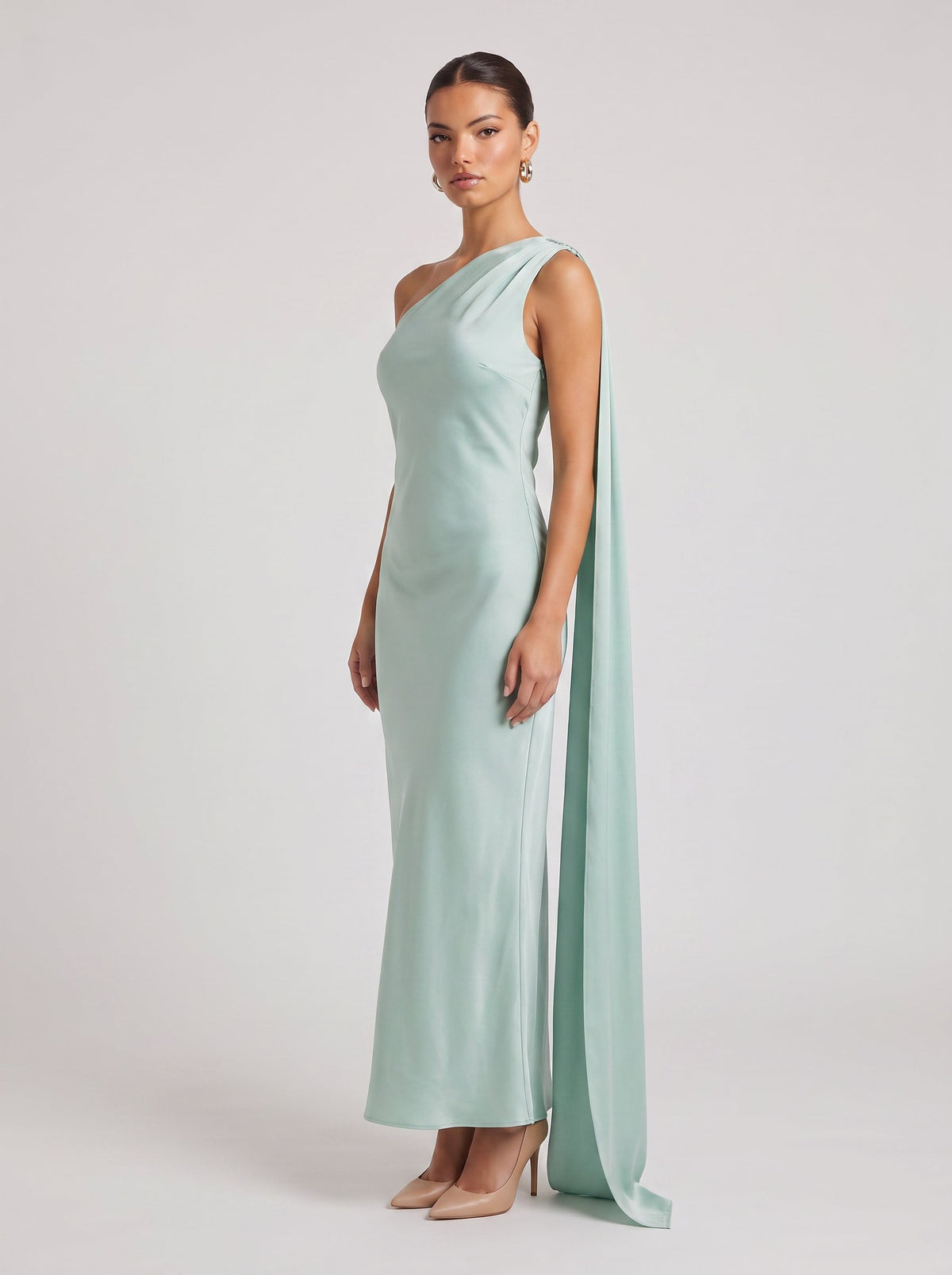 Rochie maxi verde mentă pentru femei, cu design pe un umăr, eșarfă lungă decorativă și croială elegantă care evidențiază silueta. Rochie de seară pentru damă, ideală pentru petreceri, recepții, ceremonii, aniversări și ținute rafinate.