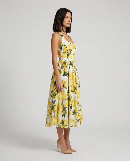 Rochie midi elegantă cu imprimeu lămâi inspirat de Amalfi, decolteu halter și croială feminină, confecționată Made in Italy. Rochie pentru femei cu design mediteranean, ideală pentru vară, concedii, evenimente în aer liber, garden party și ținute casual chic.