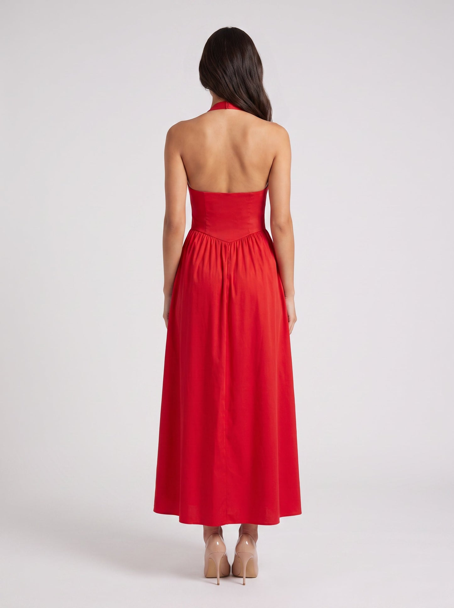 Rochie de vară roșie pentru femei, cu croială maxi vaporoasă, decolteu în V și șliț elegant pe picior, confecționată Made in Italy. Rochie premium pentru damă, potrivită pentru plimbări, vacanțe, petreceri pe plajă, evenimente și apariții feminine rafinate.