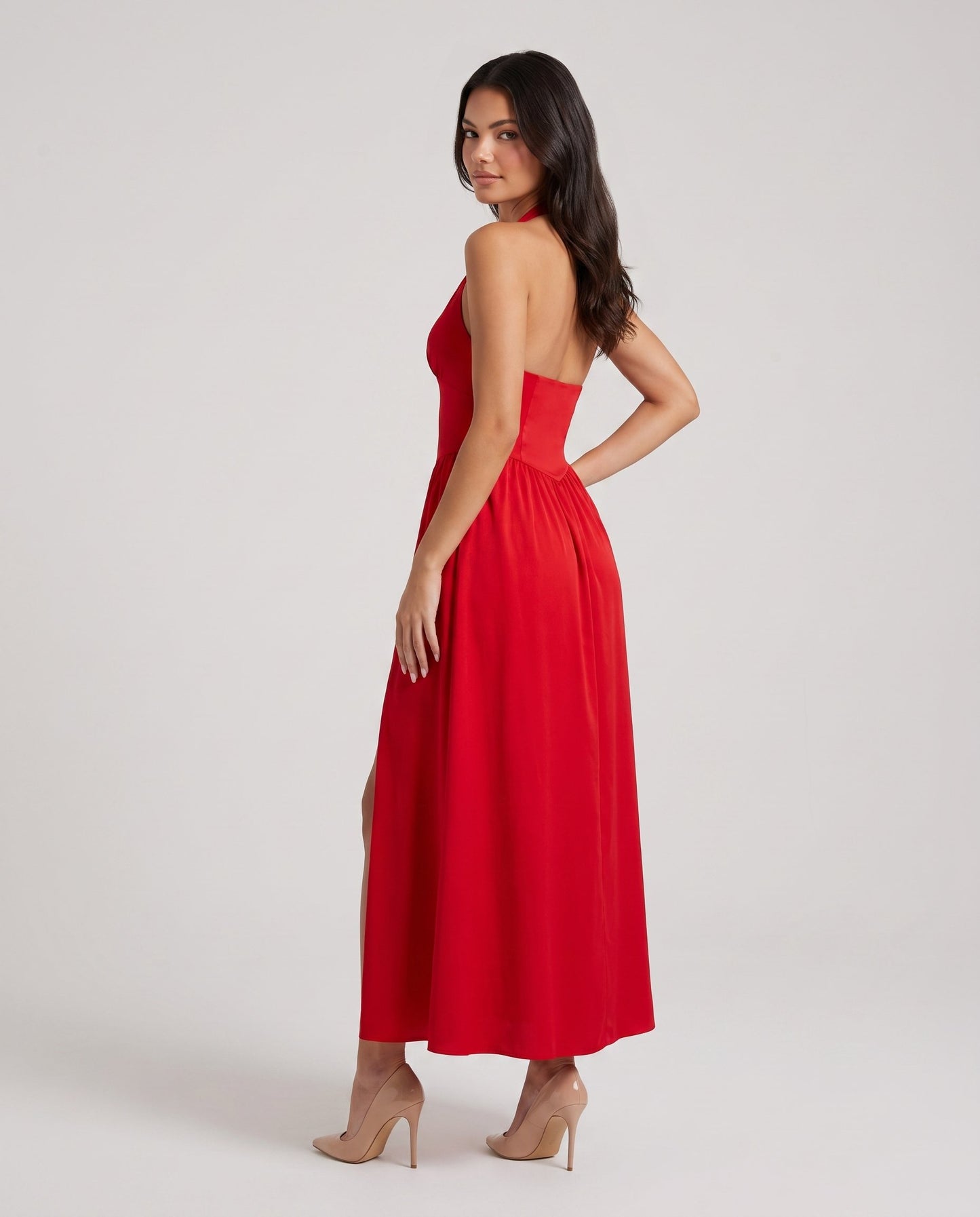 Rochie de vară roșie pentru femei, cu croială maxi vaporoasă, decolteu în V și șliț elegant pe picior, confecționată Made in Italy. Rochie premium pentru damă, potrivită pentru plimbări, vacanțe, petreceri pe plajă, evenimente și apariții feminine rafinate.