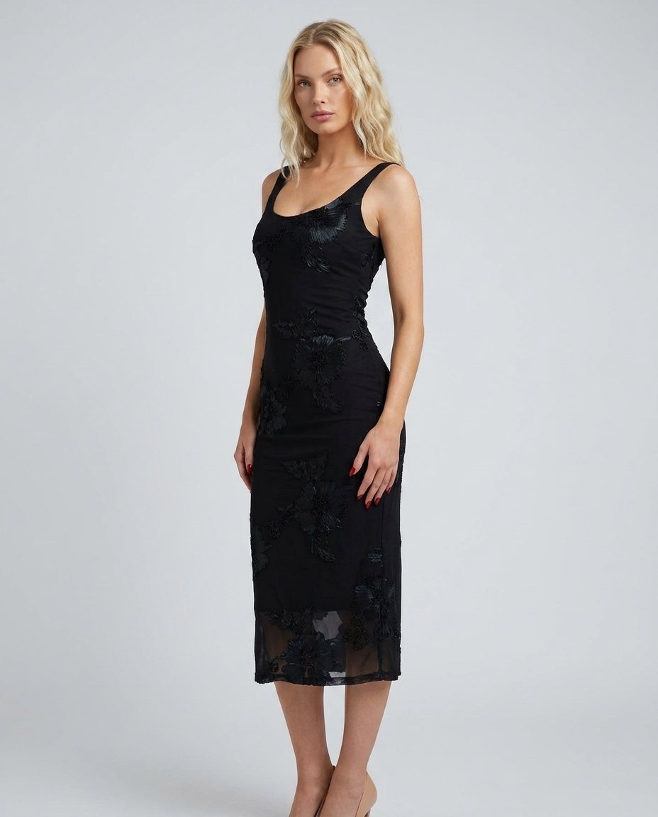 Rochie damă roșie lungă cu decolteu în V și șliț înalt, creată pentru femeile care își doresc o ținută elegantă, confortabilă și modernă. Rochie Made in Italy pentru vară, ideală pentru nunți de zi, botezuri, vacanțe, recepții și garderoba sezonului cald.