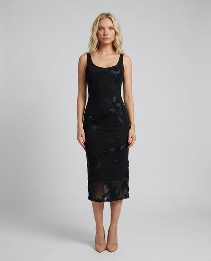 Rochie midi neagră cu model floral brodat pentru femei, realizată din material confortabil și cu design elegant, perfectă pentru ținute de seară și evenimente importante. Rochie pentru damă recomandată la recepții, ceremonii, gale și petreceri rafinate.