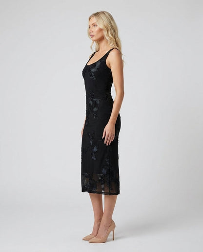 Rochie neagră midi de ocazie pentru damă, decorată cu broderie florală premium și croială care pune în valoare talia și silueta. Rochie elegantă pentru femei, potrivită pentru nunți, baluri, botezuri, aniversări și alte evenimente festive.