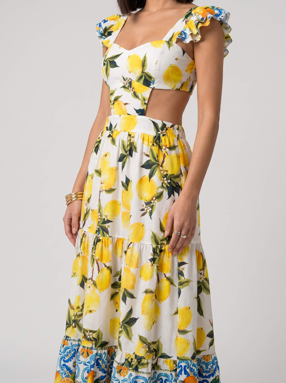 Rochie lungă Made in Italy cu imprimeu lămâi pentru damă, inspirată de Coasta Amalfi, cu decupaje laterale în talie și fustă vaporoasă care evidențiază armonios silueta. Rochie elegantă pentru femei, potrivită pentru vacanțe, petreceri și evenimente speciale din sezonul cald.