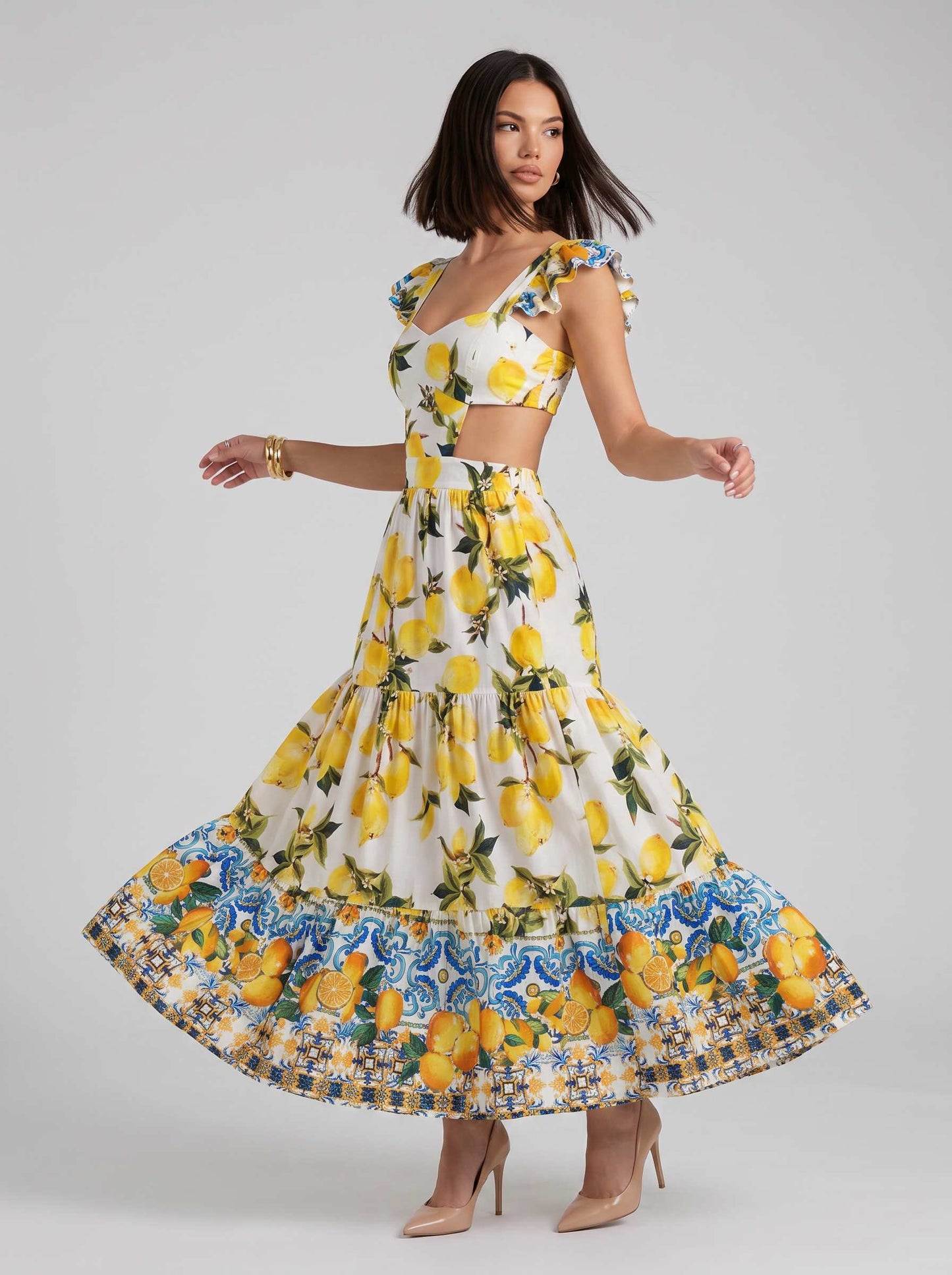 Rochie maxi cu imprimeu lămâi Amalfi pentru femei, cu decupaje moderne în talie, croială fluidă și volane feminine care oferă un look mediteranean rafinat. Rochie Made in Italy pentru damă, ideală pentru concedii, vacanțe la mare, brunch-uri și ținute elegante de vară.