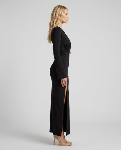 Rochie maxi neagră elegantă pentru femei, cu decolteu în V, șliț lateral înalt și detalii aurii decorative care evidențiază armonios silueta. Rochie de ocazie pentru damă, ideală pentru petreceri elegante, recepții, ceremonii și aniversări.