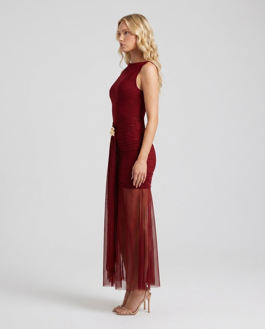 Rochie lungă roșie de ocazie pentru damă, cu croială mulată, fustă din voal transparent și detaliu metalic auriu în talie. Rochie premium pentru femei, recomandată pentru nunți, baluri, Revelion, cocktail-uri și alte evenimente festive.