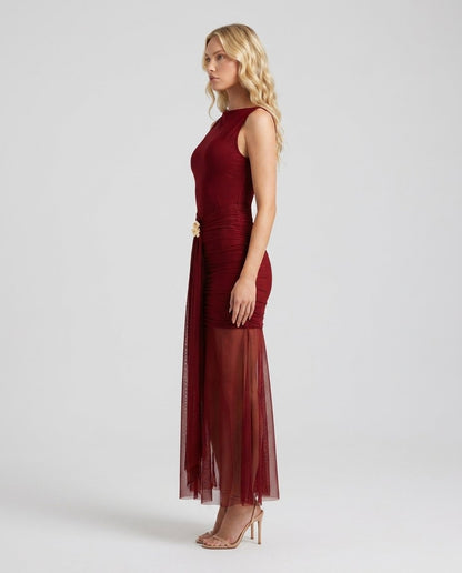 Rochie lungă roșie de ocazie pentru damă, cu croială mulată, fustă din voal transparent și detaliu metalic auriu în talie. Rochie premium pentru femei, recomandată pentru nunți, baluri, Revelion, cocktail-uri și alte evenimente festive.