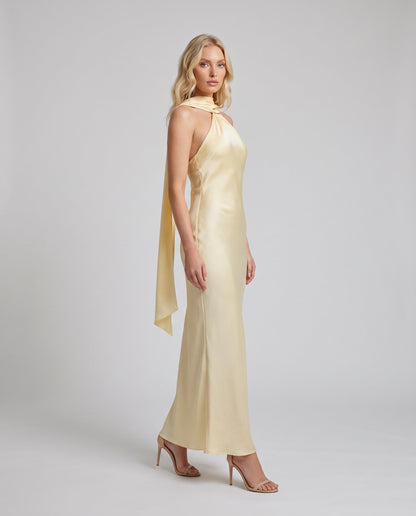 Rochie de seară galbenă satinată pentru femei, cu croială lungă, decolteu halter și eșarfă vaporoasă care completează un look elegant și rafinat. Rochie premium pentru damă, potrivită pentru gale, petreceri elegante, recepții și ceremonii speciale.