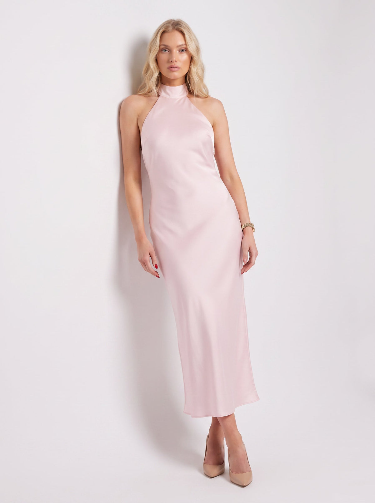 Rochie maxi roz pudră din satin pentru femei, cu decolteu halter feminin și material fin cu aspect mătăsos, ideală pentru petreceri elegante, recepții, ceremonii, aniversări și ocazii speciale. Rochie de seară premium pentru damă.