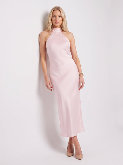 Rochie maxi roz pudră din satin pentru femei, cu decolteu halter feminin și material fin cu aspect mătăsos, ideală pentru petreceri elegante, recepții, ceremonii, aniversări și ocazii speciale. Rochie de seară premium pentru damă.