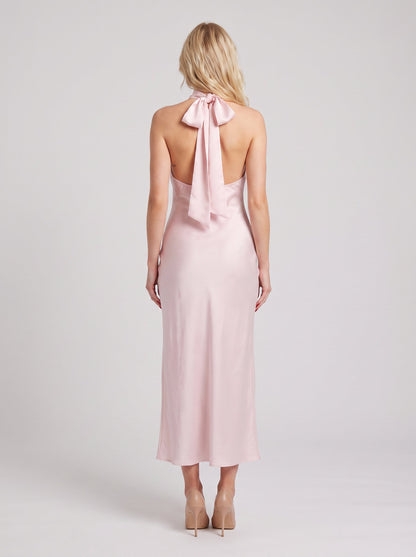 Rochie maxi roz pudră din satin pentru femei, cu decolteu halter feminin și material fin cu aspect mătăsos, ideală pentru petreceri elegante, recepții, ceremonii, aniversări și ocazii speciale. Rochie de seară premium pentru damă.