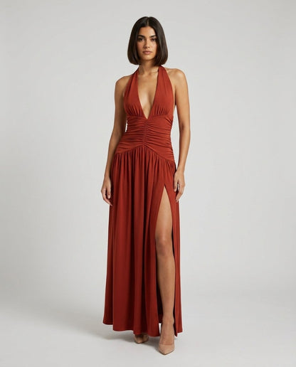 Rochie lungă terracotta pentru damă, cu decolteu adânc în V, șliț înalt pe picior și spate decupat, realizată într-o croială elegantă care evidențiază armonios silueta. Rochie maxi pentru femei, perfectă pentru nunți, botezuri, gale, cocktail-uri și evenimente speciale.