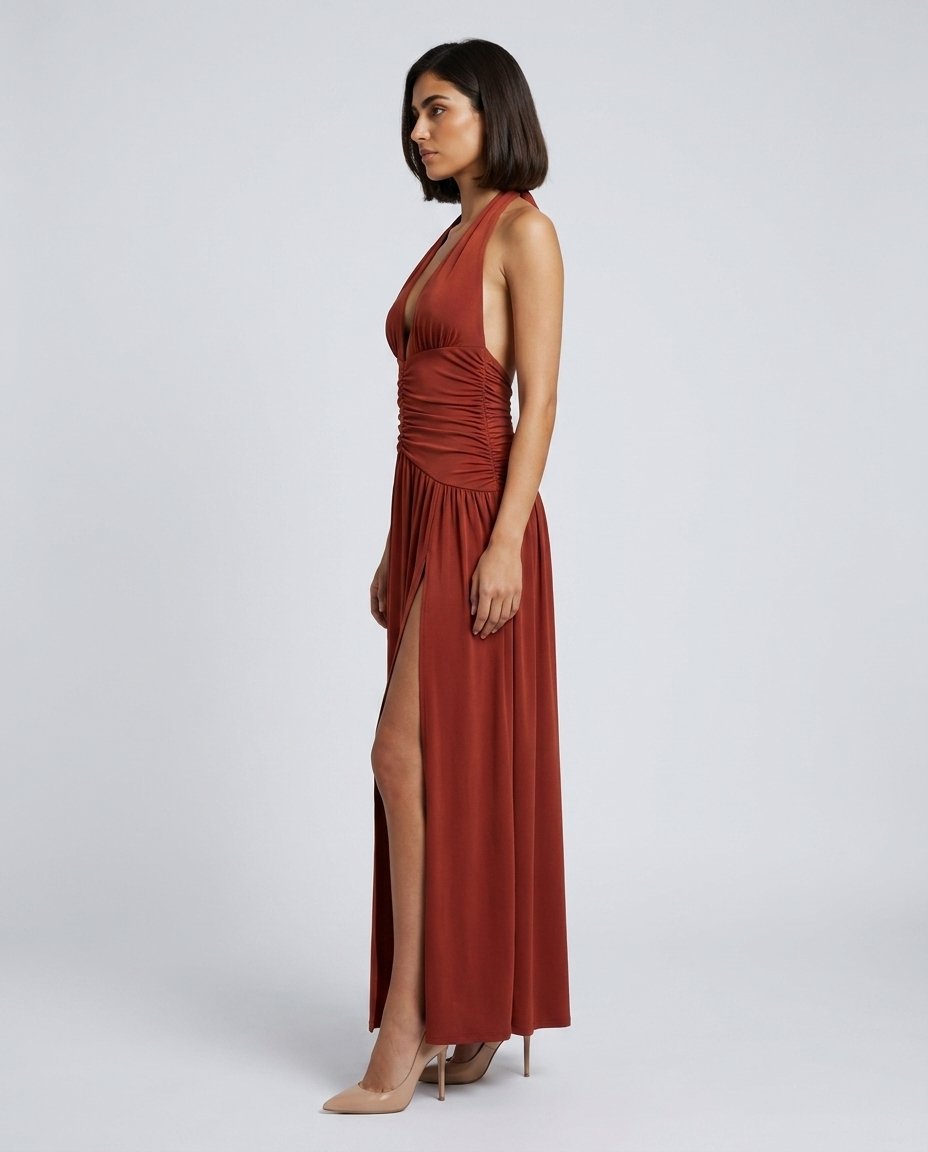 Rochie de seară terracotta pentru femei, cu croială fluidă, decolteu în V, drapaj elegant în talie și șliț înalt care oferă un aspect rafinat și senzual. Rochie maxi pentru damă, potrivită pentru gale, petreceri exclusiviste, recepții și ocazii speciale.