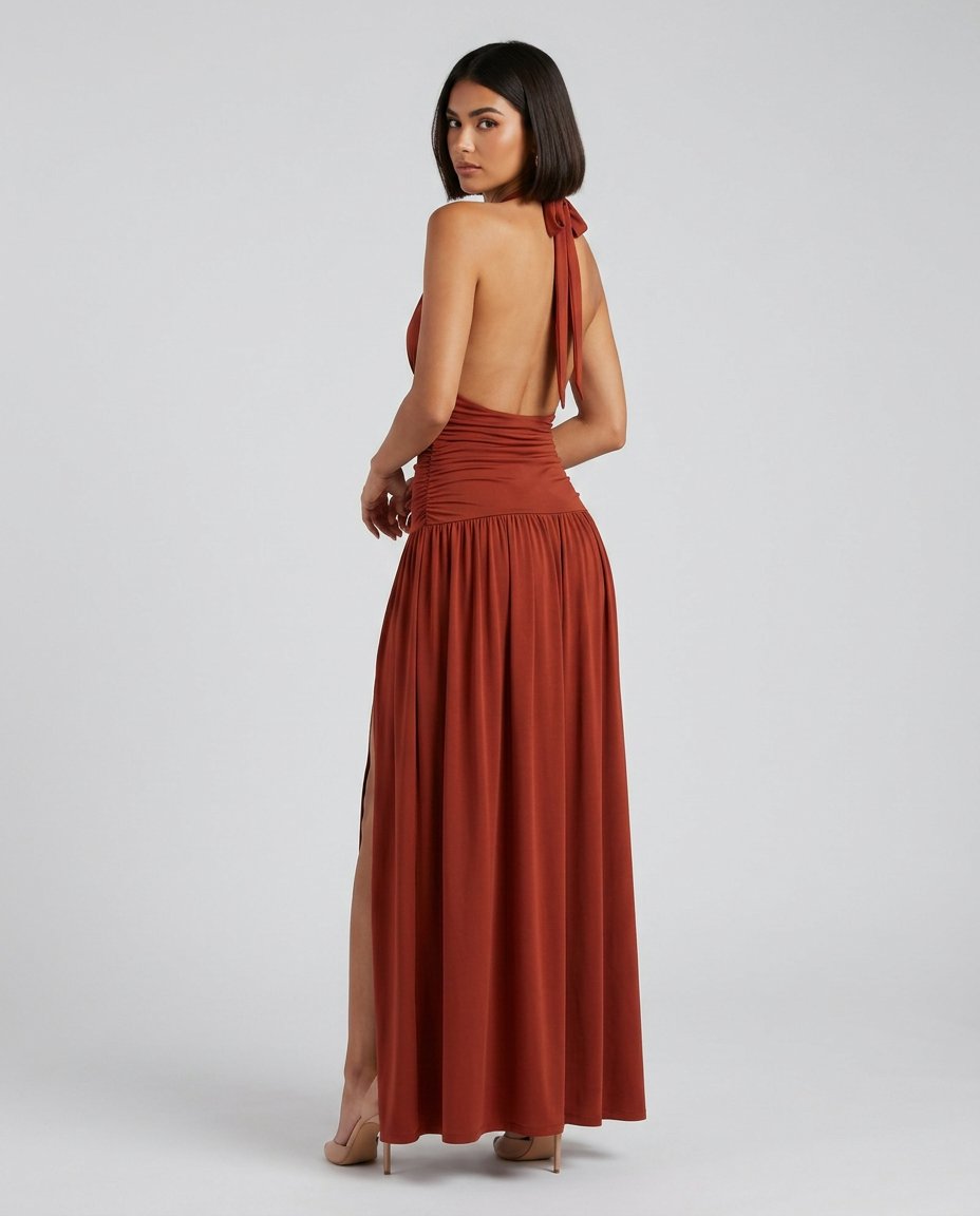 Rochie maxi terracotta elegantă pentru femei, cu decolteu în V, șliț lateral înalt și drapaj rafinat în talie, ideală pentru petreceri elegante, recepții, ceremonii și aniversări. Rochie de ocazie pentru damă cu design feminin și sofisticat.