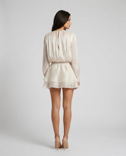 Rochie mini champagne din satin pentru damă, cu mâneci lungi bufante, talie ajustabilă și pantaloni scurți integrați pentru un plus de confort. Rochie premium pentru femei, recomandată pentru nunți, baluri, cocktail-uri și evenimente festive.
