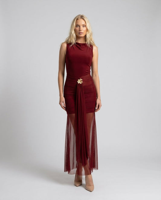 Rochie lungă de seară roșie pentru damă, cu fustă din voal transparent, detaliu auriu în talie și croială elegantă care evidențiază silueta. Rochie maxi pentru femei, perfectă pentru nunți, gale, baluri, cocktail-uri și evenimente speciale.