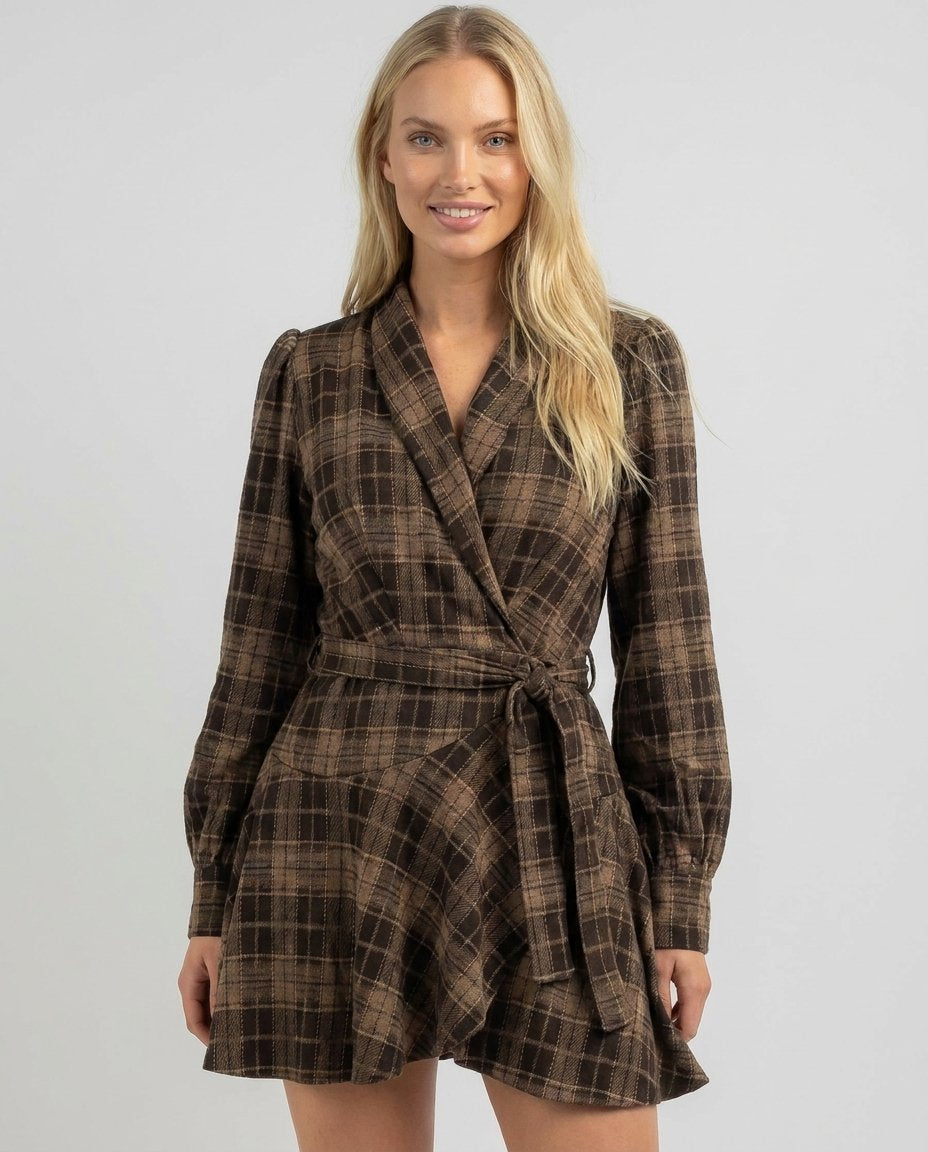 Rochie mini maro în carouri pentru femei, cu design wrap, talie ajustabilă cu cordon și mâneci lungi, realizată pentru confort și eleganță. Rochie tip cămașă pentru damă, perfectă pentru office, city break, plimbări și outfituri moderne de zi.