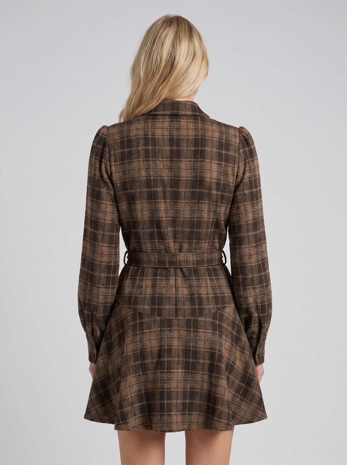 Rochie casual maro în carouri pentru femei, cu mâneci lungi, croială mini și design wrap modern ce oferă un look feminin și sofisticat. Rochie pentru damă, potrivită pentru ținute office, smart casual, plimbări și ieșiri în oraș.