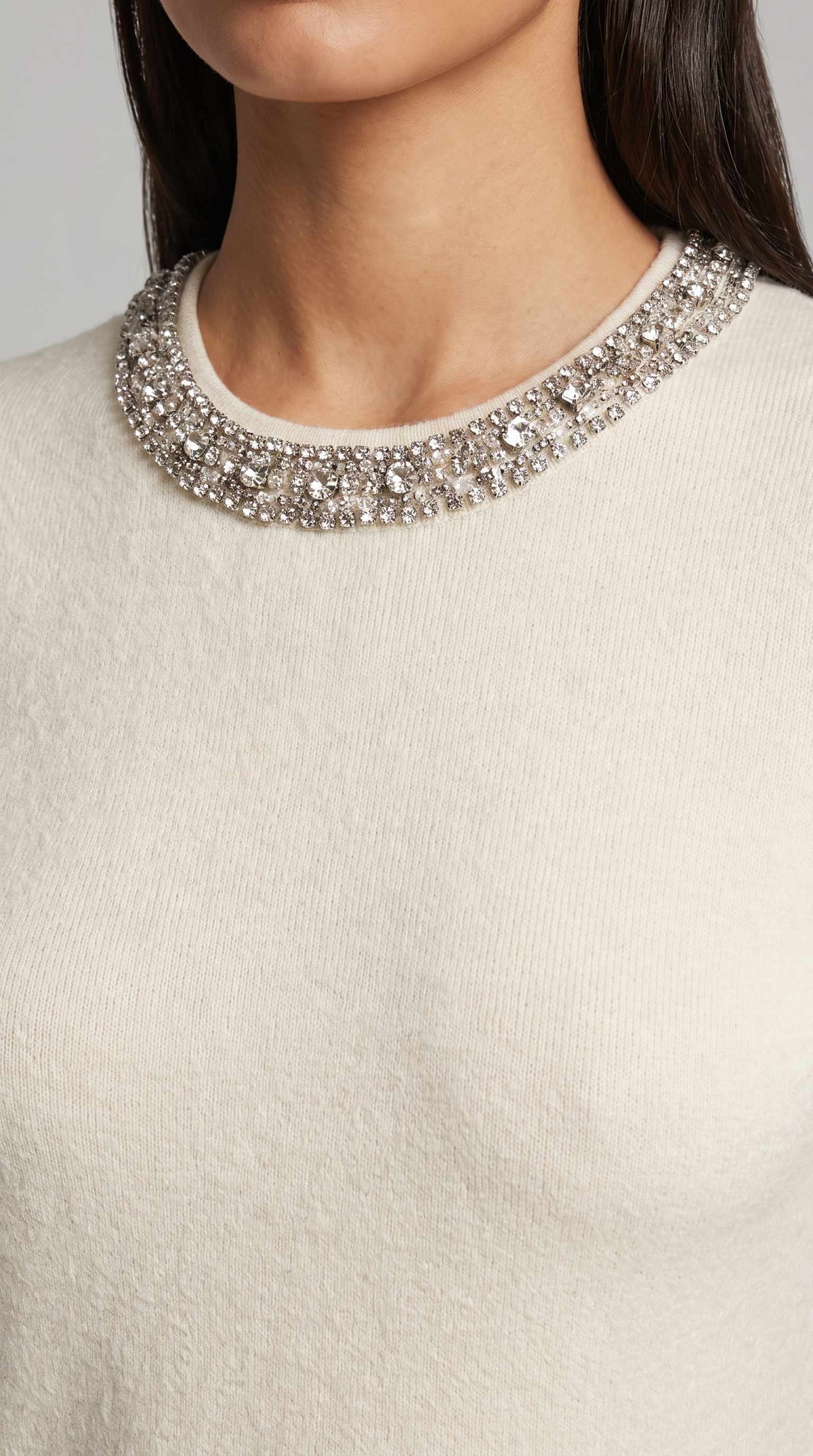 Rochie scurtă tricotată crem pentru femei, cu mâneci scurte, buzunare aplicate și detalii cu cristale care oferă un aspect rafinat și feminin. Rochie elegantă pentru damă, ideală pentru office, evenimente de zi și outfituri smart casual.
