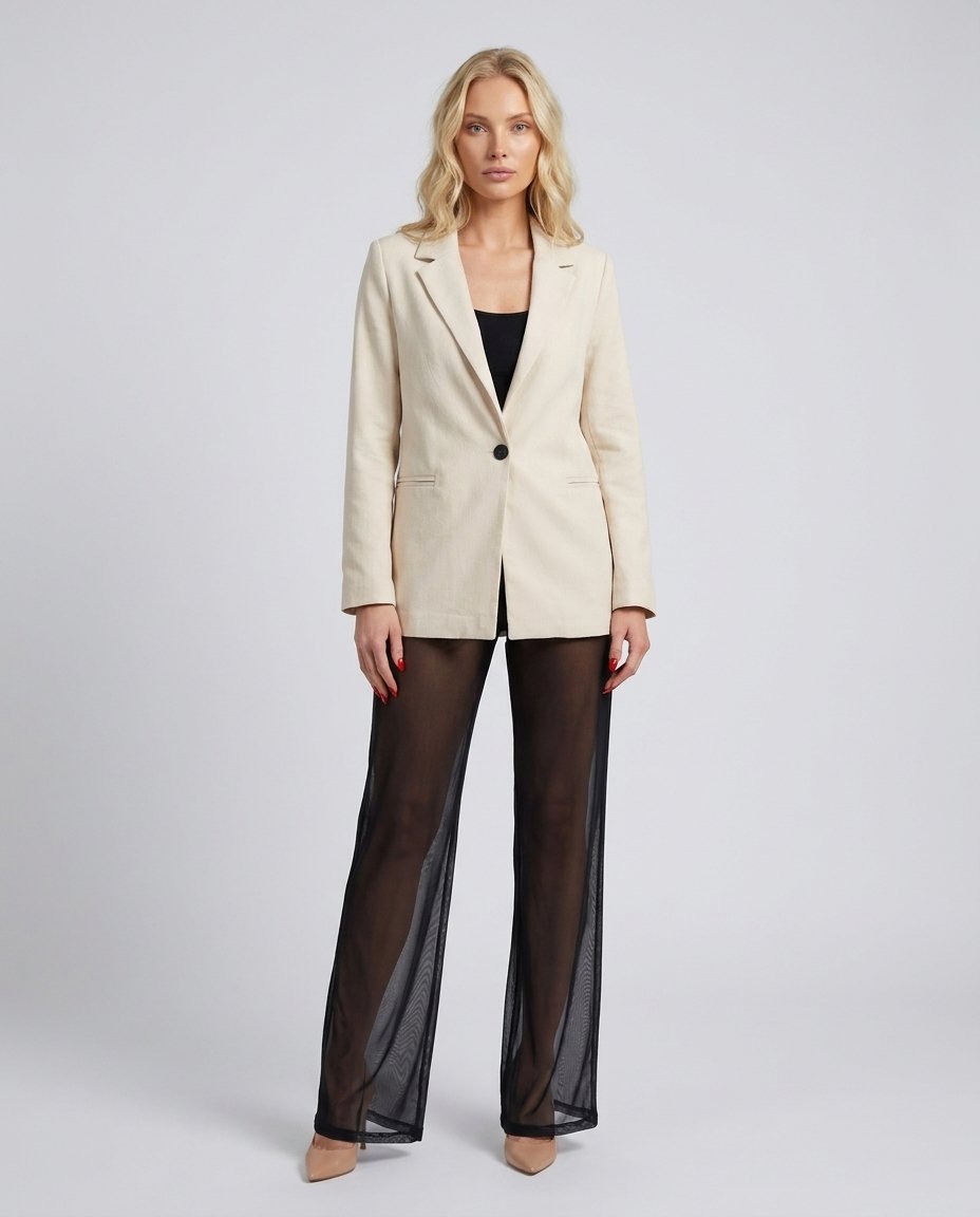 Sacou blazer crem pentru damă, cu croială clasică elegantă, rever tradițional, închidere cu nasture și material moale premium. Blazer feminin pentru femei, perfect pentru birou, întâlniri business, office, evenimente elegante și ținute casual chic.
