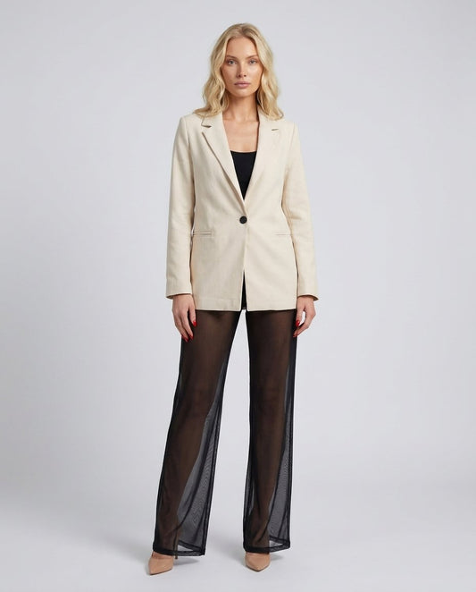 Sacou blazer crem pentru damă, cu croială clasică elegantă, rever tradițional, închidere cu nasture și material moale premium. Blazer feminin pentru femei, perfect pentru birou, întâlniri business, office, evenimente elegante și ținute casual chic.
