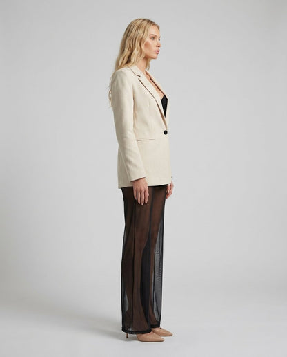 Sacou damă crem cu croială clasică, rever elegant și închidere cu nasture, realizat din material premium plăcut la purtare. Blazer pentru femei, recomandat pentru birou, petreceri, evenimente, outfituri smart casual și ținute elegante de zi.
