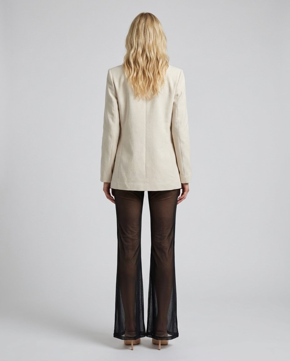 Sacou blazer crem pentru femei, cu design minimalist, croială feminină și material confortabil care completează perfect ținutele office și casual elegante. Blazer premium pentru damă, potrivit pentru întâlniri, recepții, evenimente și activități profesionale.
