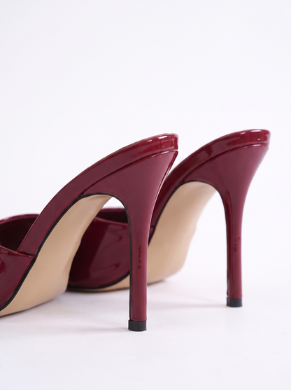 Prim-plan cu sandale elegante damă în nuanță bordeaux, cu vârf ascuțit, toc subțire de 9 cm și detaliu auriu, încălțăminte rafinată pentru nunți, cununii civile, petreceri și evenimente festive.