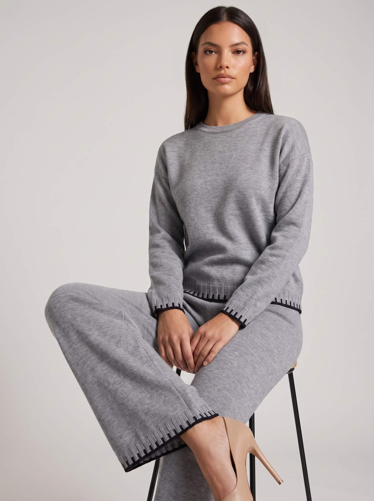 Compleu tricot gri pentru femei, cu bluză confortabilă și pantaloni lungi cu croială lejeră, realizat din material moale și plăcut la purtare. Set lounge pentru damă, perfect pentru outfituri casual chic, vacanțe, ieșiri în oraș și timpul liber.