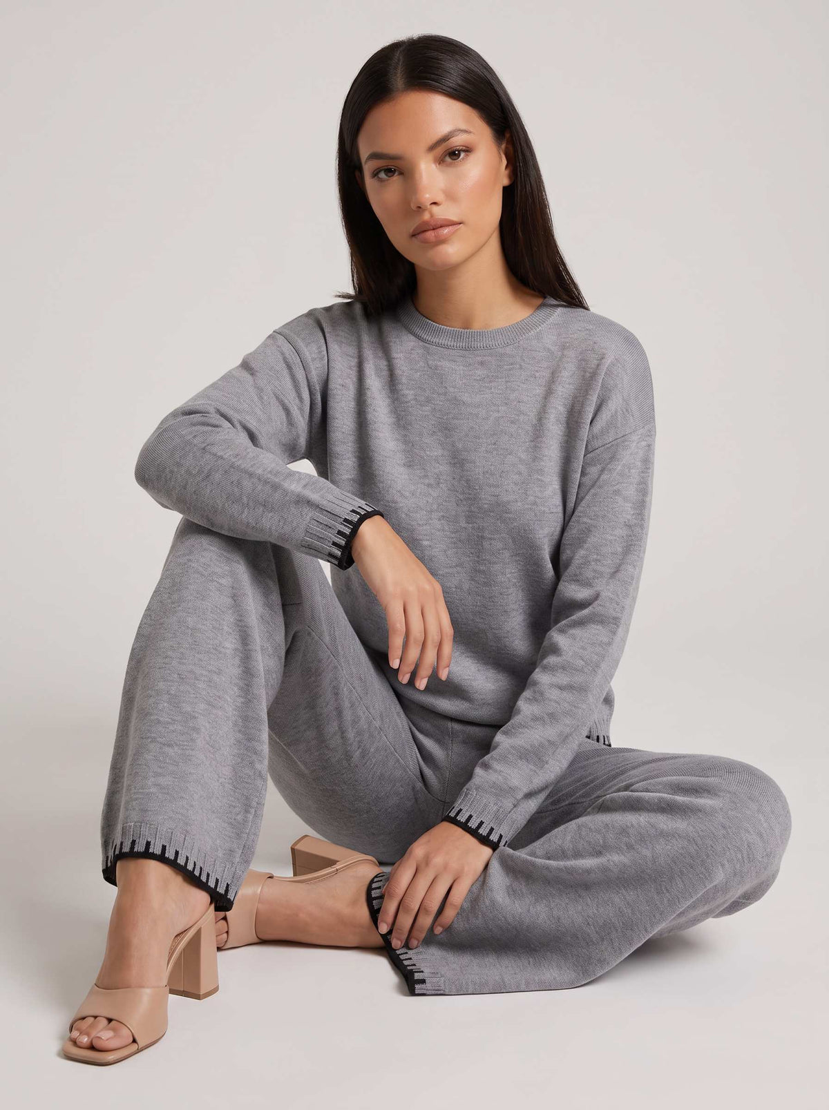 Set damă gri din tricot premium, compus din bluză modernă și pantaloni lungi cu șnur reglabil și detalii contrastante elegante. Compleu pentru femei, recomandat pentru ținute casual, city break, birou relaxat și garderoba de sezon.