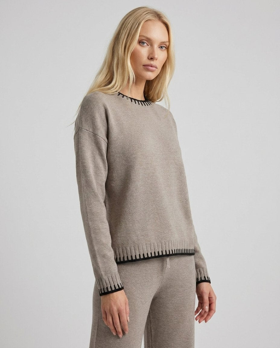Compleu tricot taupe pentru femei, cu bluză confortabilă și pantaloni lungi cu croială lejeră, realizat din material moale și plăcut la purtare. Set lounge pentru damă, perfect pentru outfituri casual chic, vacanțe, ieșiri în oraș și timpul liber.