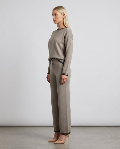 Set damă taupe din tricot premium, compus din bluză modernă și pantaloni lungi cu șnur reglabil și detalii contrastante elegante. Compleu pentru femei, recomandat pentru ținute casual, city break, birou relaxat și garderoba de sezon.