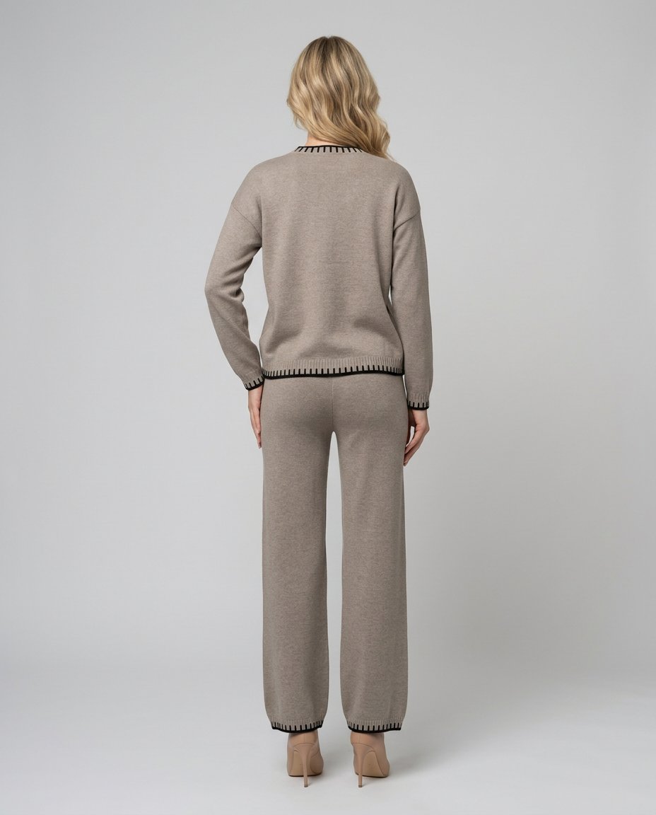 Compleu taupe tricotat pentru damă, cu bluză lejeră și pantaloni comozi cu talie elastică, creat pentru un echilibru perfect între confort și eleganță. Set pentru femei, potrivit pentru lounge, plimbări, călătorii, office casual și ținute moderne.