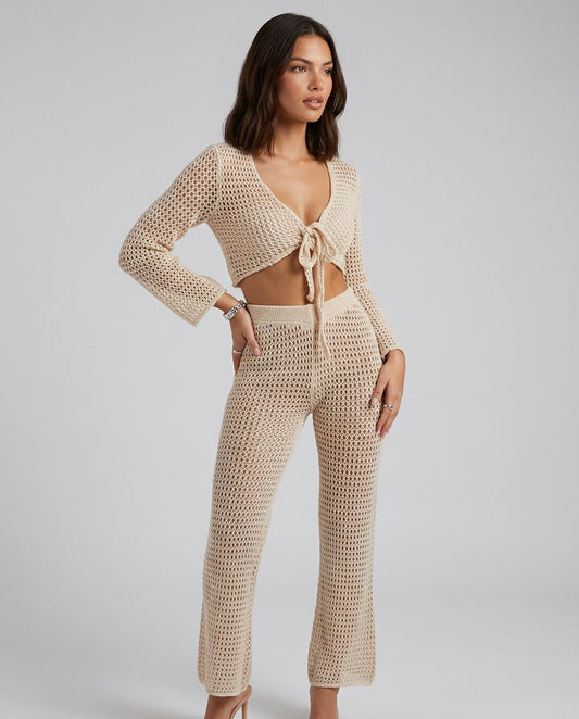 Set de plajă croșetat bej pentru damă, format din top cu șnur reglabil și pantaloni lungi tip plasă, realizat Made in Italy din bumbac și acrilic. Compleu Ibiza pentru femei, ideal pentru plajă, piscină, vacanțe exotice, resort și ținute boho chic de vară.