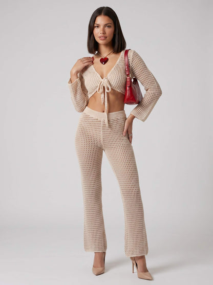 Compleu de plajă bej pentru femei, cu top croșetat tip plasă și pantaloni lungi transparenți, realizat Made in Italy din material respirabil și confortabil. Set de vară pentru damă, perfect pentru Ibiza, Santorini, Amalfi, plajă și vacanțe la mare.
