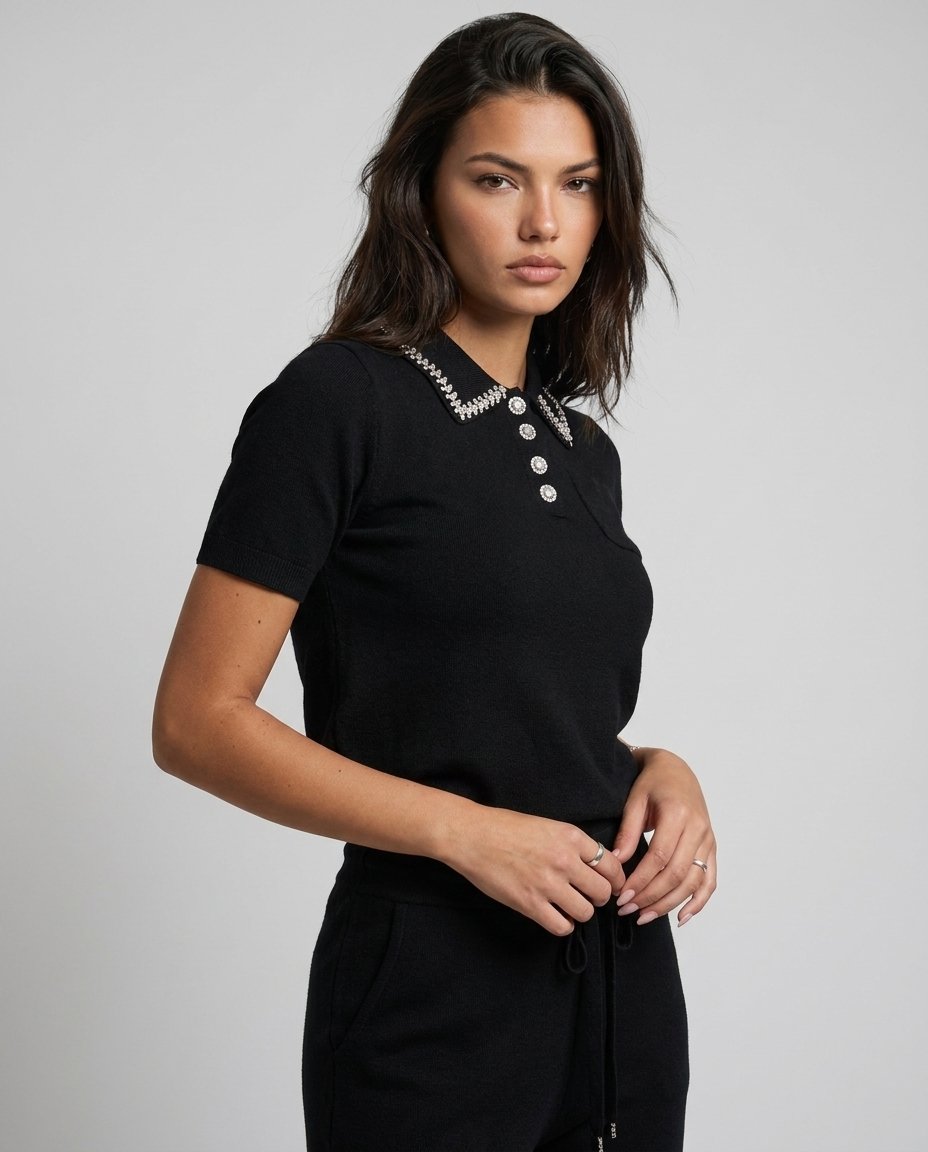 Compleu negru tricotat pentru damă, cu bluză elegantă și pantaloni evazați care alungesc vizual silueta, completat de detalii decorative cu cristale. Set pentru femei, ideal pentru birou, ieșiri în oraș, vacanțe și ținute smart casual.