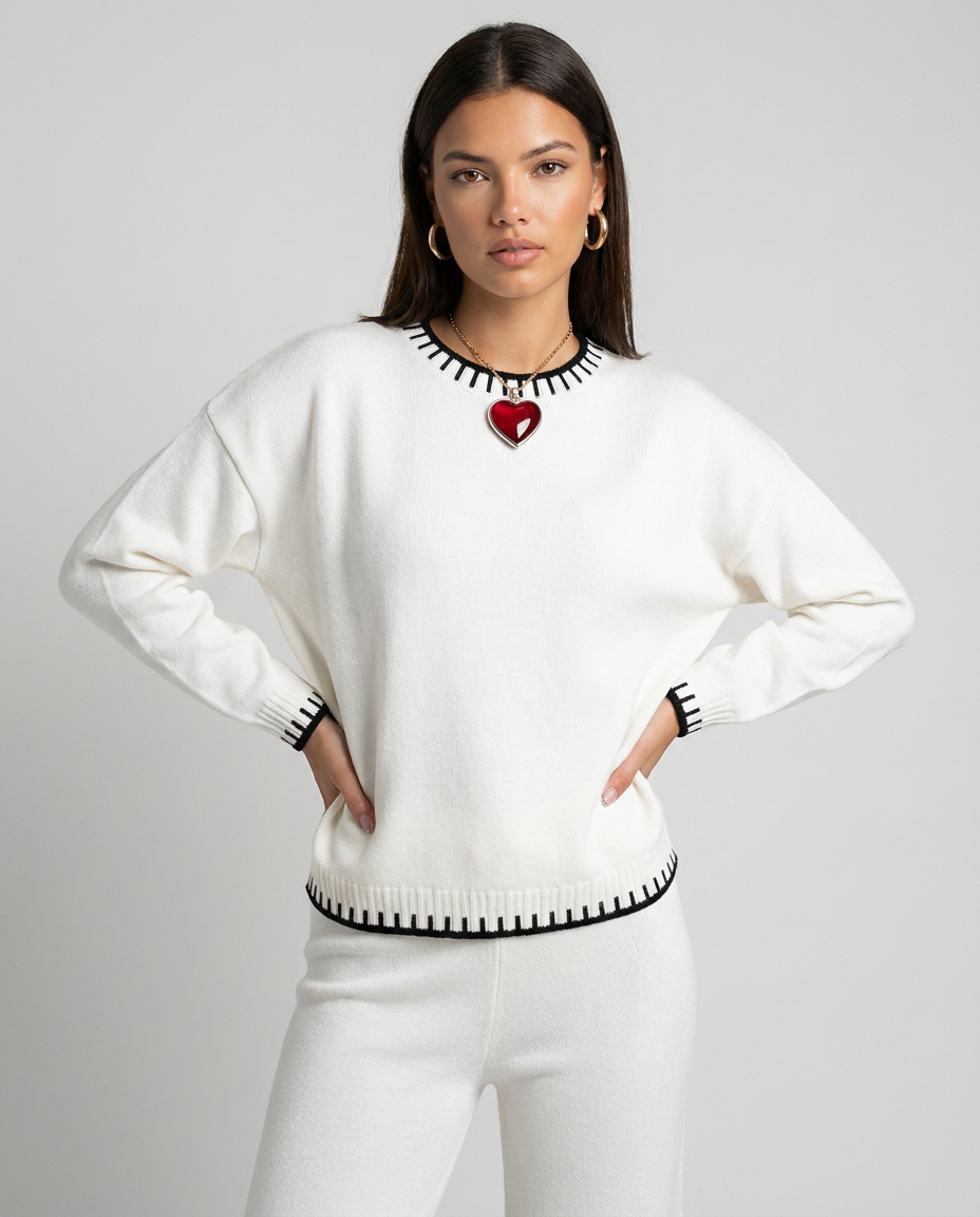 Set lounge alb pentru femei cu bluză tricotată și pantaloni lungi, design modern cu detalii contrastante, ideal pentru ținute de zi, călătorii, shopping, outfituri casual elegante și garderoba confortabilă de sezon.
