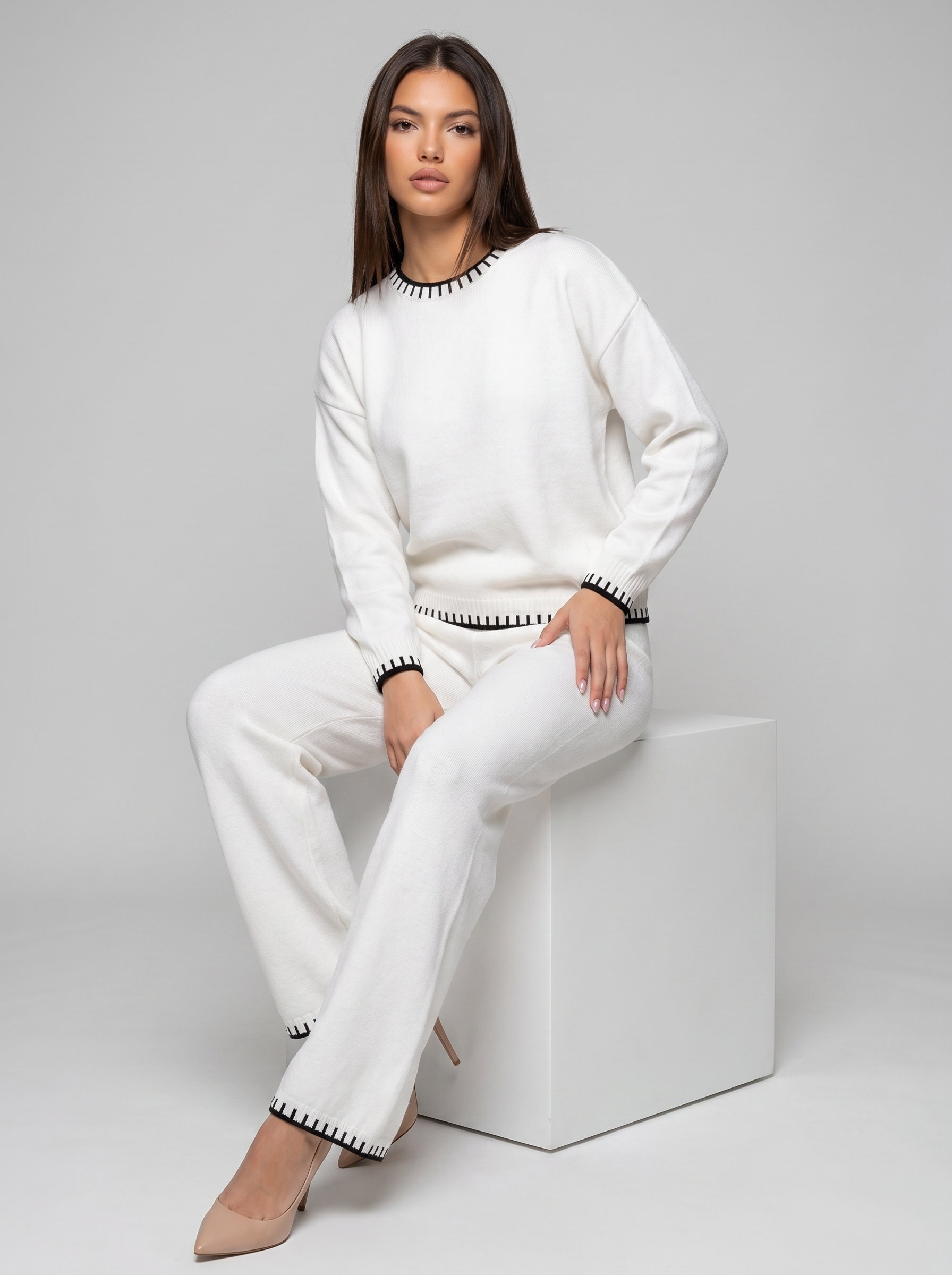 Compleu alb tricotat pentru damă cu pantaloni lungi și bluză confortabilă, croială lejeră, șnur reglabil în talie și finisaje contrastante, recomandat pentru ținute casual, relaxare, plimbări și stil minimalist elegant.