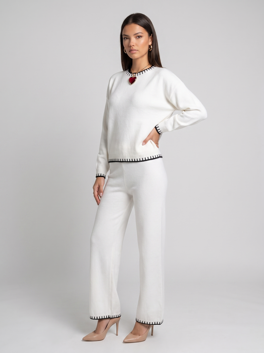 Set tricotat alb pentru damă format din bluză oversized și pantaloni lungi cu talie elastică și șnur reglabil, cu detalii contrastante elegante, ideal pentru ținute casual, lounge, călătorii, plimbări, outfituri confortabile și stil modern de zi.