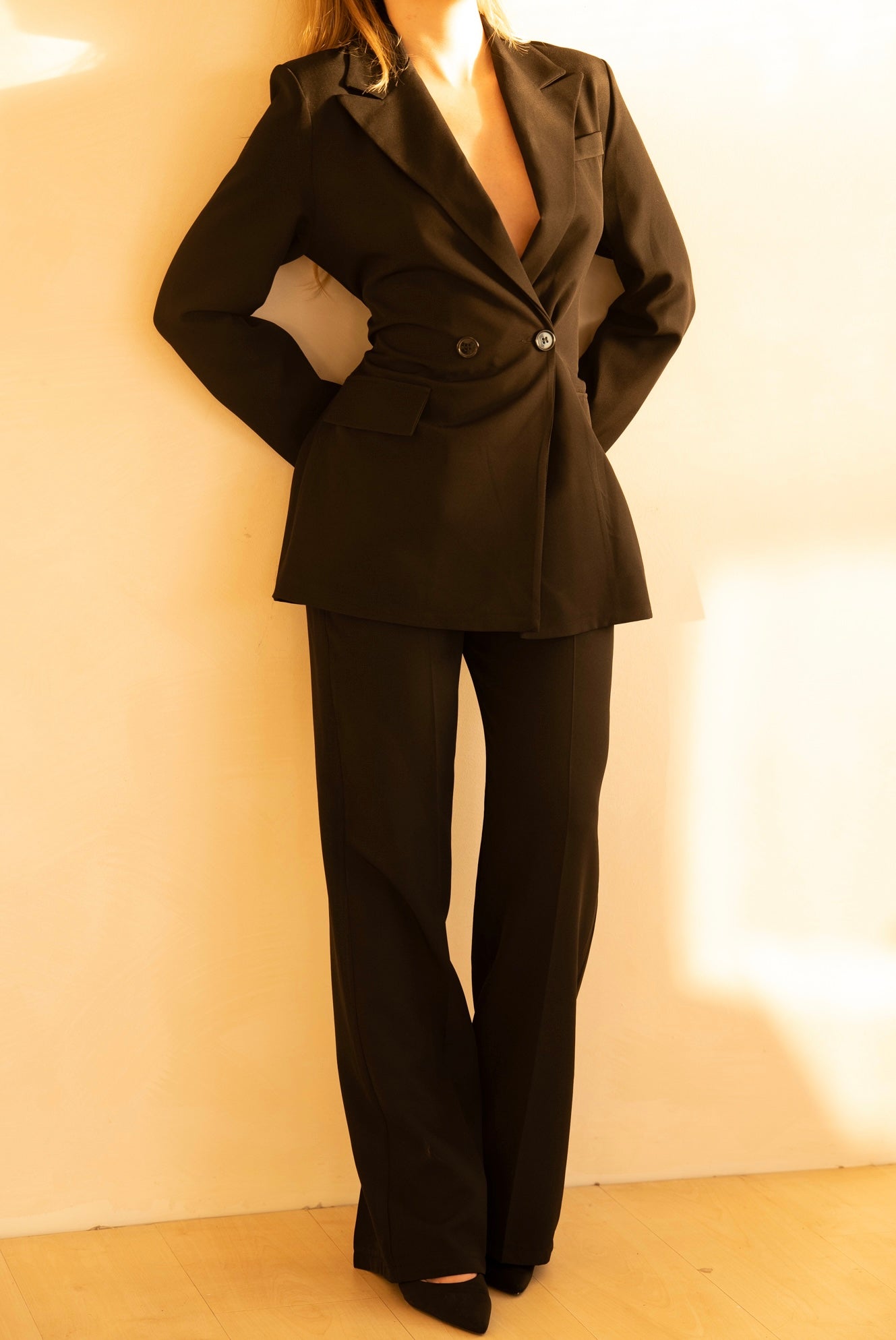 Costum Elegant Black Sculpt